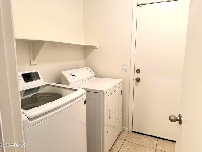 Building Photo - 2432 W Tamarisk Ave