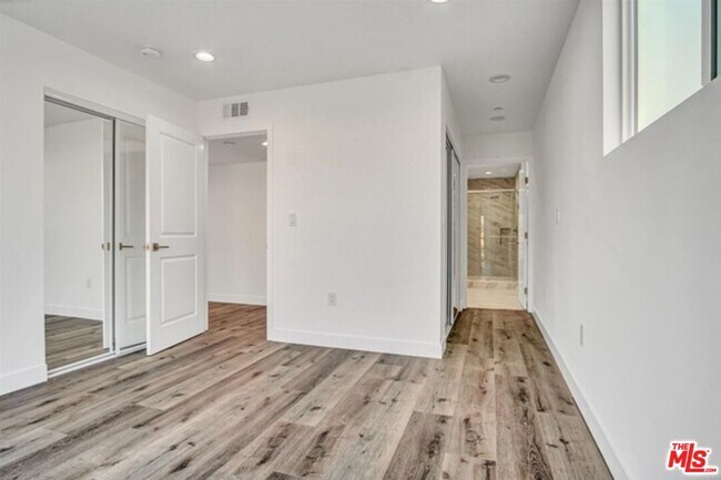 Building Photo - 2419 Cochran Ave