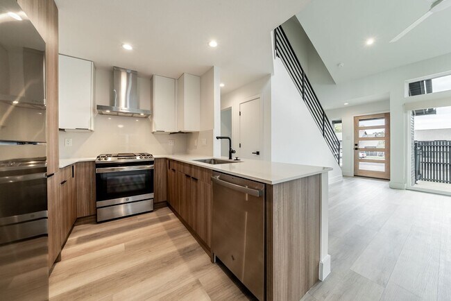 Building Photo - Stunning 2 bed / 2 bath condo in North Austin