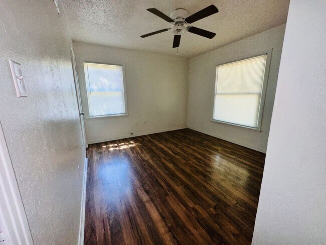 Building Photo - 3 bed, 1 bath with large fenced back yard, w/d connections