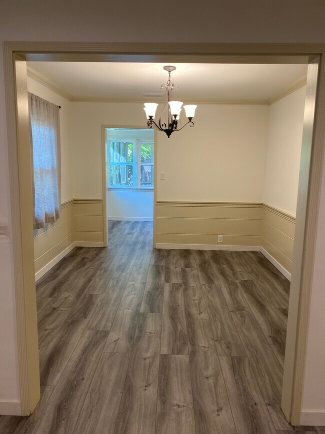 Building Photo - 1523 N Grand Oaks Ave