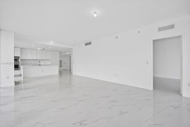 Building Photo - 700 NE 24th St