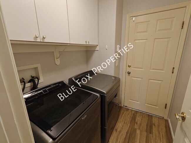 Building Photo - 710 W Calle Alta Loma