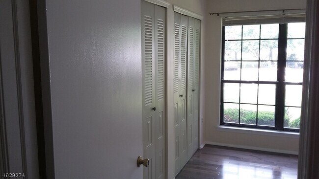 Building Photo - 297 English Pl