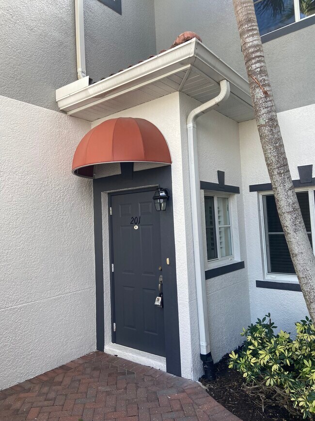 Building Photo - 12101 Santaluz Dr