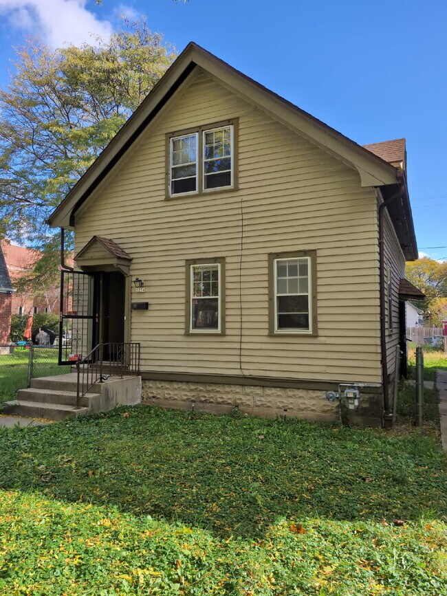 Building Photo - "Charming 3-Bed, 2-Bath Gem on North 42nd ...