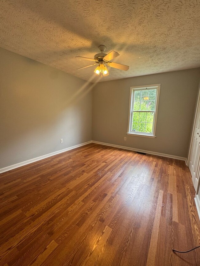 Building Photo - Beautiful 3BR Home for Rent in Toccoa, GA with Fenced Yard & 2-Car Garage