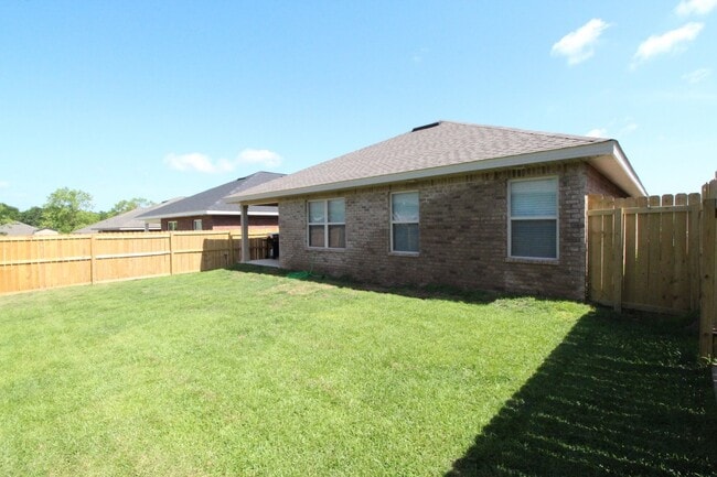 Building Photo - Ready Now!! 3-Bed/2-Bath Brick Home in Mil...