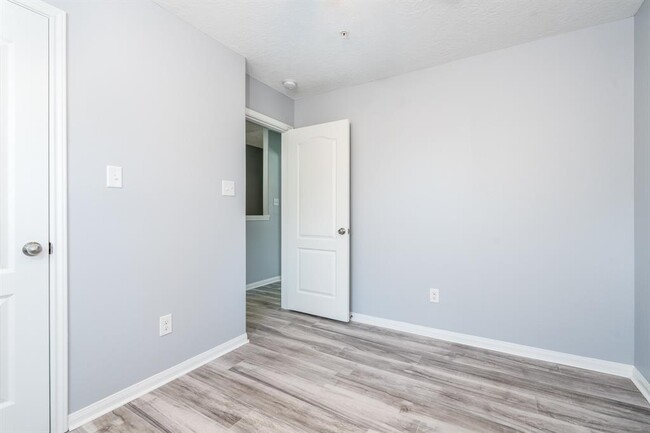 Building Photo - 207 N Poplar St