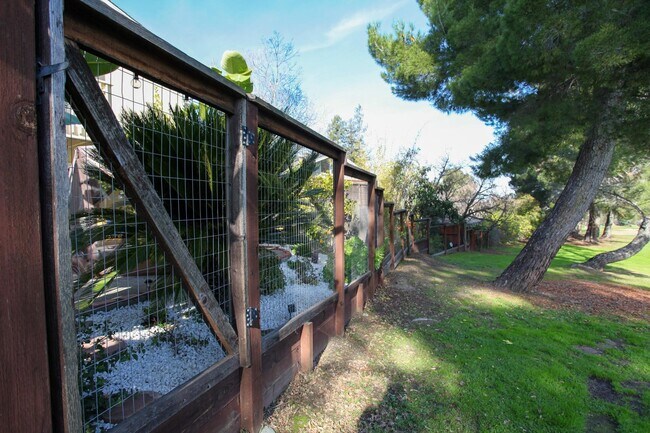 Building Photo - 1632 Siskiyou Dr