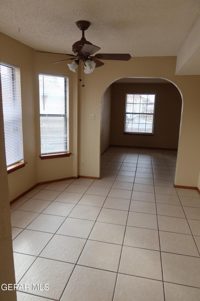 Building Photo - 1137 W Bend Ln