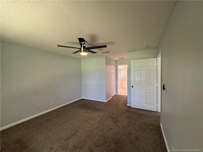 Building Photo - 4567 SE Murray Cove Cir