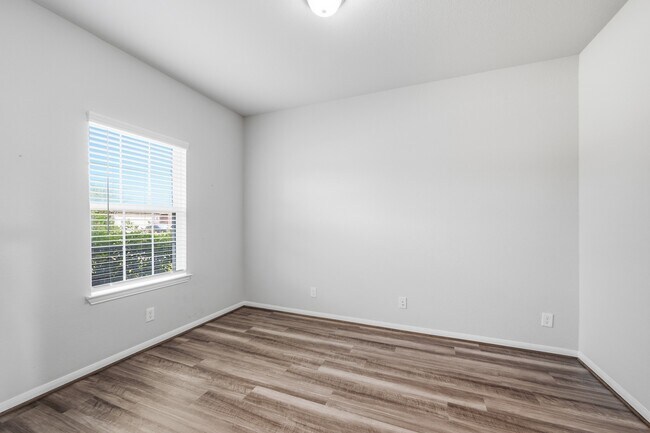 Building Photo - 10402 Matterhorn Dr