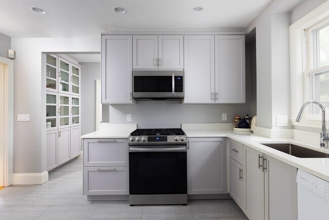 Building Photo - 17 Willow St