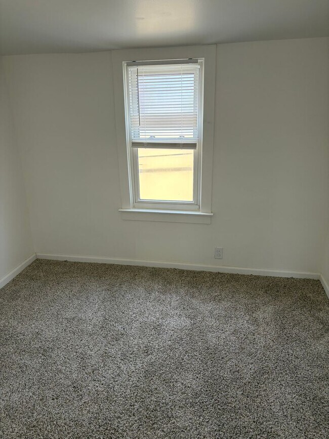 Building Photo - Renovdated 3 bedroom, 1 bathroom bungalow