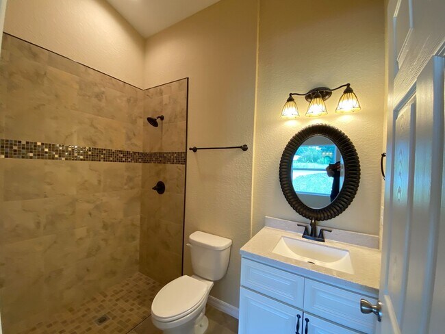 Building Photo - Desirable SE Ocala Neighborhood 3/2/1 **WON"T LAST**