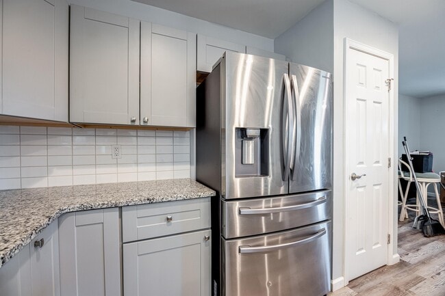 Building Photo - 3071 Highland Ave