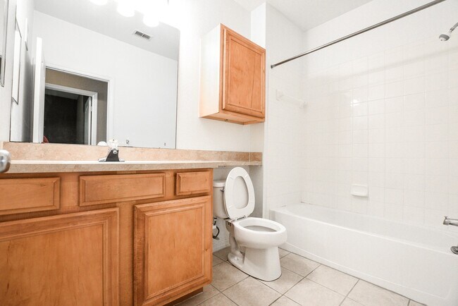 Building Photo - Spacious 3 Bed 2 Bath Unit For Rent in Orl...