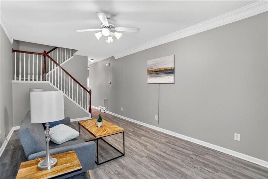 Building Photo - 230 Valley Xing