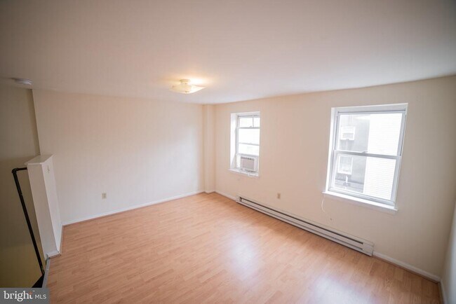 Building Photo - 1305 N Lawrence St