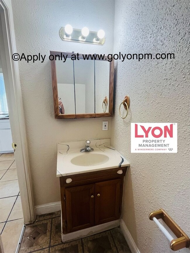 Building Photo - Darling, Spacious 3 bedroom Condo in beaut...