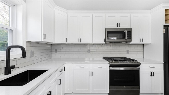 Building Photo - 23 Lynn St