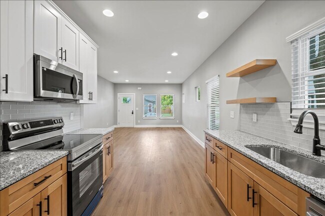 Building Photo - 617 W 39th St