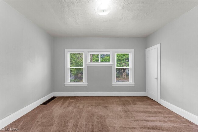 Building Photo - 3652 E 153rd St