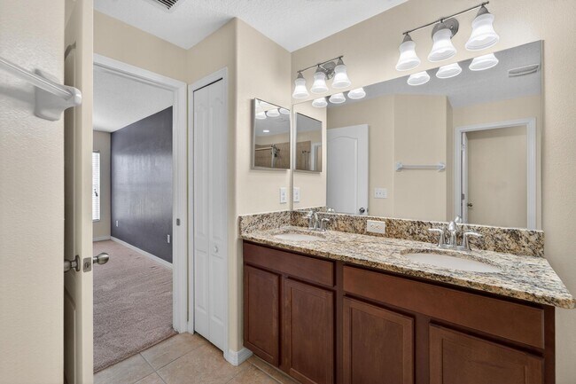 Building Photo - 13128 Royal Pines Ave