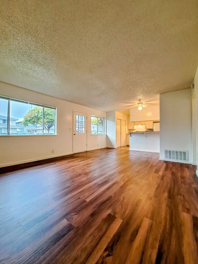 Building Photo - Ground Floor 2bd Condo With On-site Laundry, Carport, & Pool!