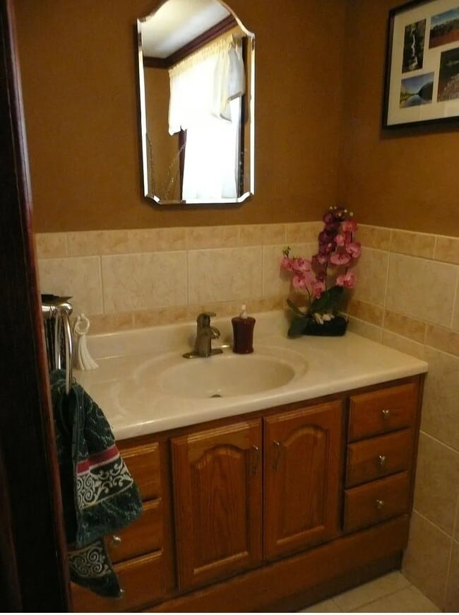 Building Photo - 1 Cayuga Dr