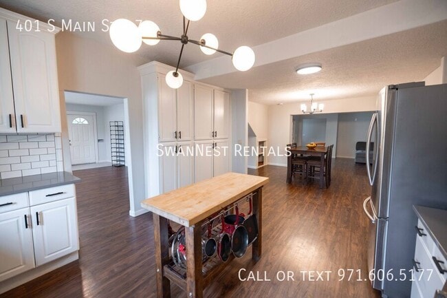 Building Photo - 401 S Main St