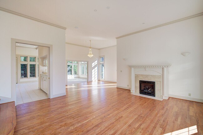 Building Photo - 4bd/4ba Kirkland House