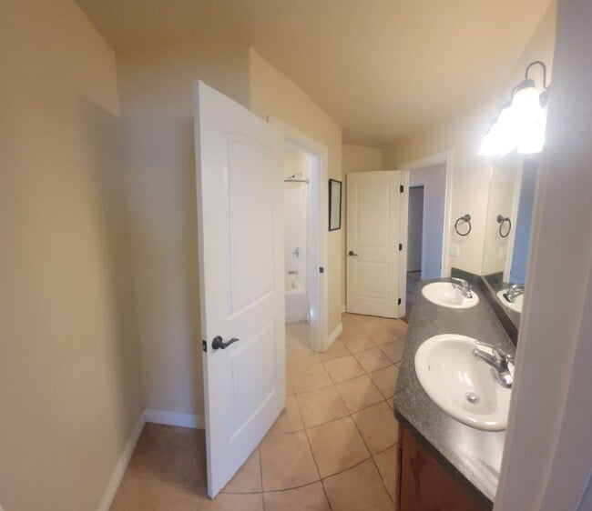 Building Photo - 3 bed, 1.5 bath End Unit in The Meadows To...