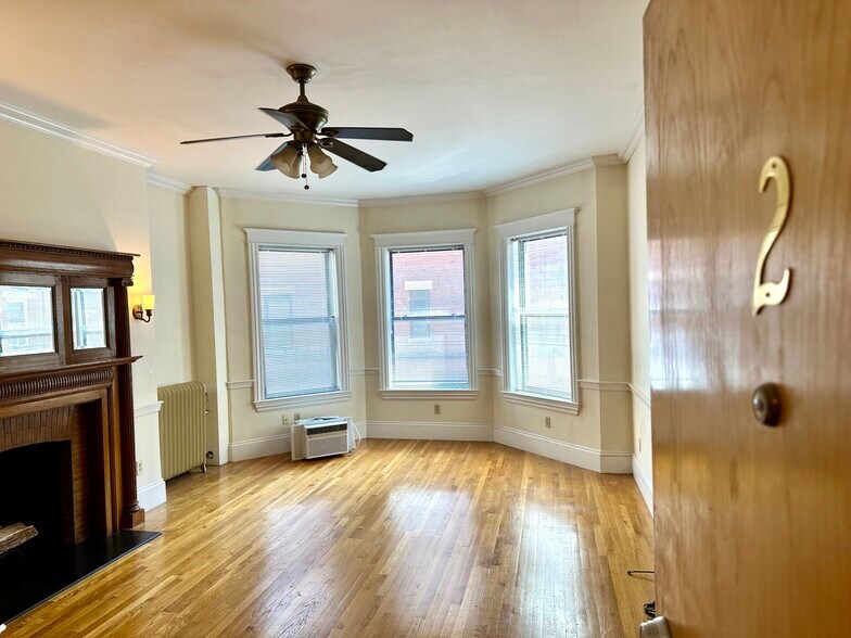 Building Photo - 871 Beacon St