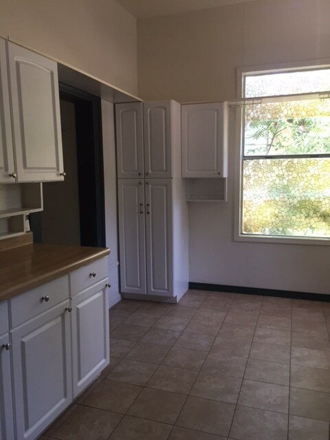 Building Photo - **RESERVE NOW FOR SUMMER 2026* * Great 5 Bedroom house close to Downtown