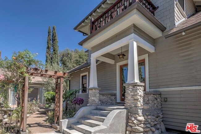 Building Photo - 6433 Crescent St