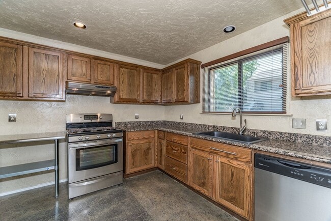 Building Photo - 2-BEDROOM TOWNHOME IN ALAMO HEIGHTS