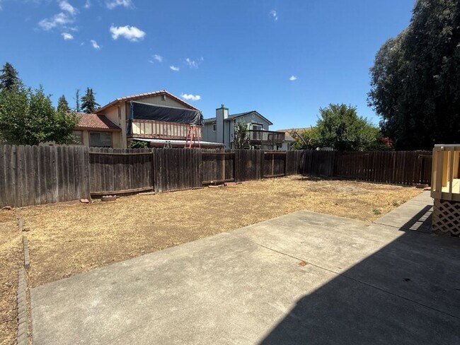 Building Photo - Rare Remodeled 5 Bedroom 2.5 Bath Tri Level in Vacaville