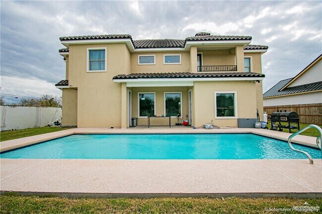 Building Photo - 22 E St