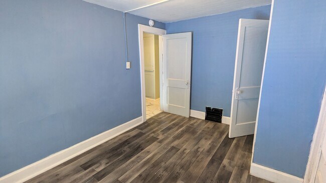 Building Photo - 4-Bedroom, 1-Bathroom Single Family Home f...
