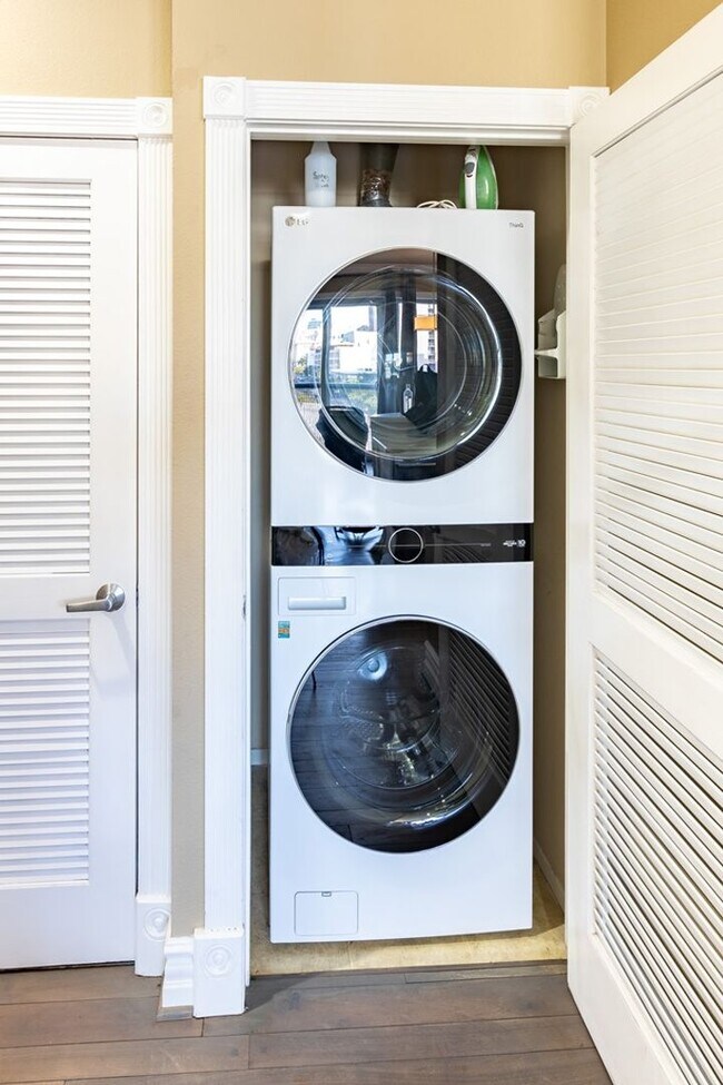 Building Photo - Gaslamp City Square Condo  2 bed 2 bath, t...