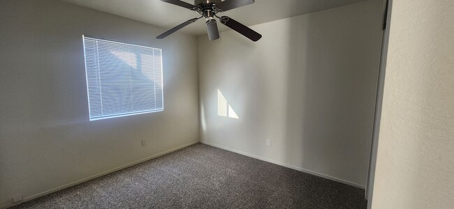 Building Photo - 4 Bedroom Home in Elk Grove