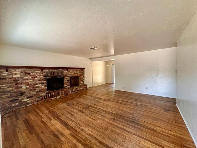Building Photo - 3 BEDROOM 2 BATH HOME IN SOUTH REDDING