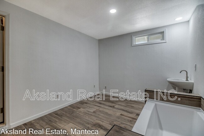 Building Photo - 3009 W Lathrop Rd