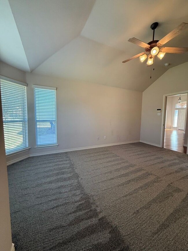 Building Photo - 4/2/2 with Fireplace - Wonderful YARD - Community Pool