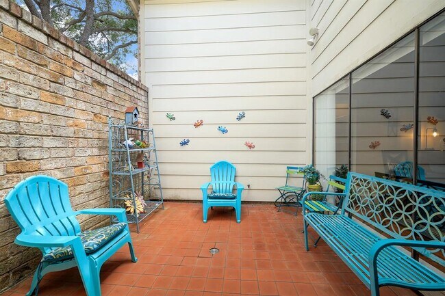 Interior patio off dining area - 16 Warwick Ln