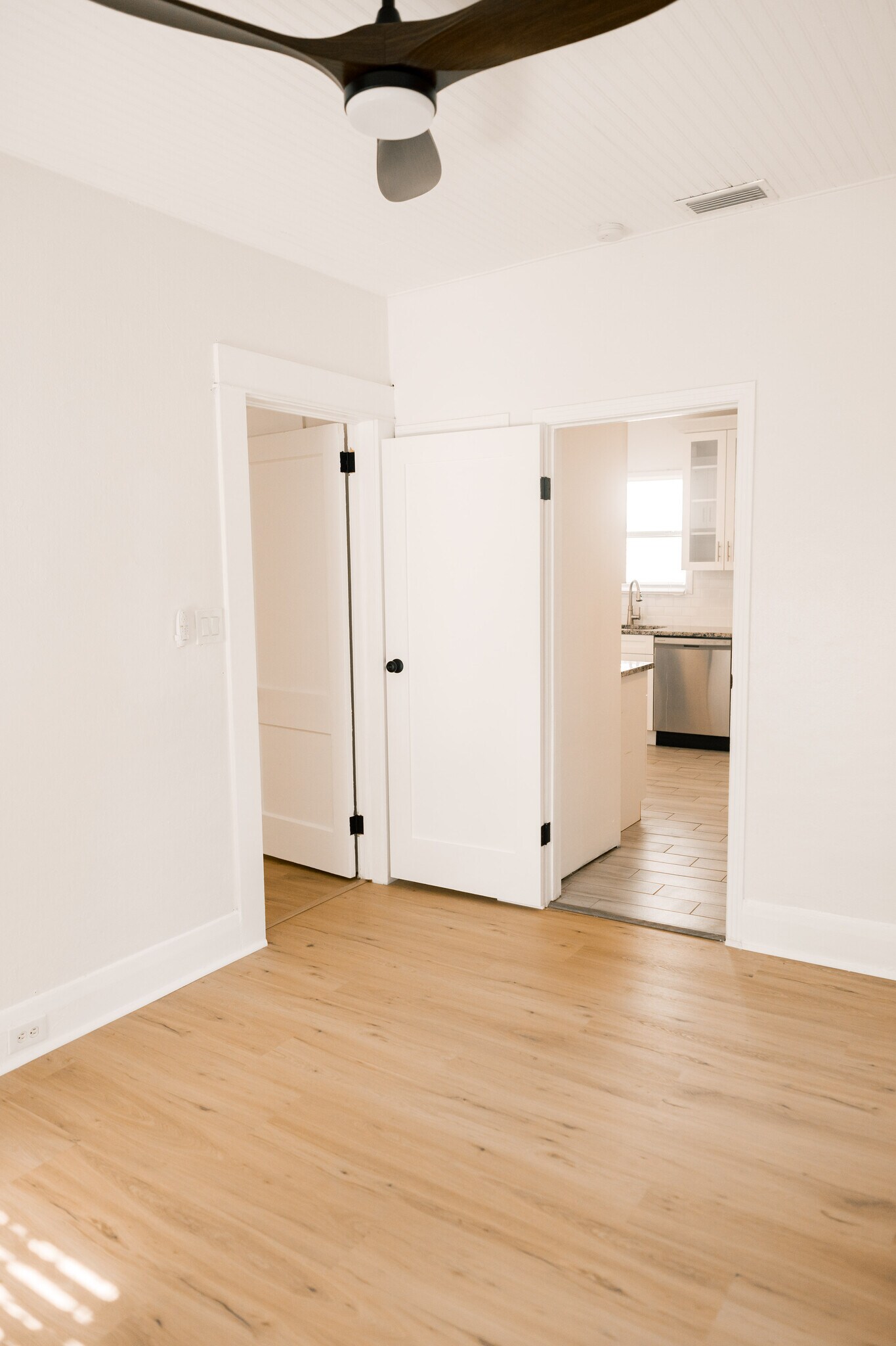 Building Photo - 902 W Columbus Dr