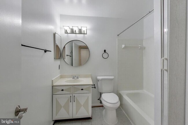 Building Photo - 1639 Carriage House Terrace