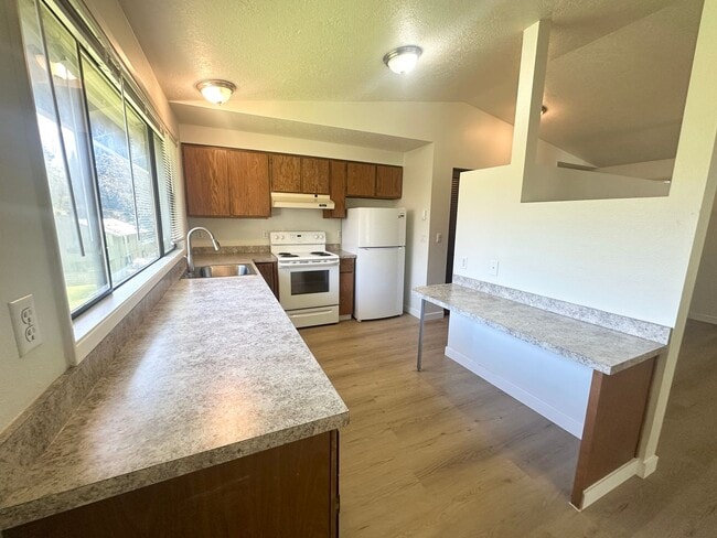 Building Photo - Lake Oswego Refreshed 2nd Story 2 bed/1 bath Condo- W/S/G Included